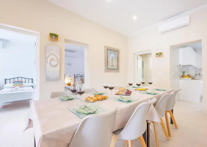 Vila Manolet - Plusholidays